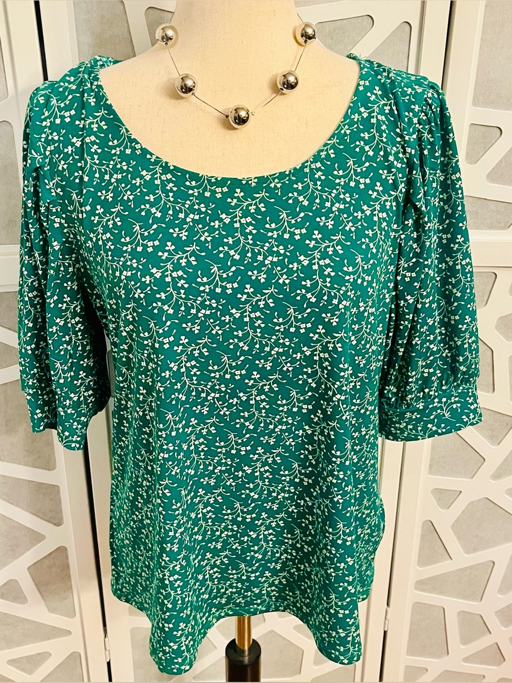 Women’s Pretty Green Floral Pattern Shirt, Size Small